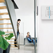 Intérieur de maison protégé par un système d'alarme